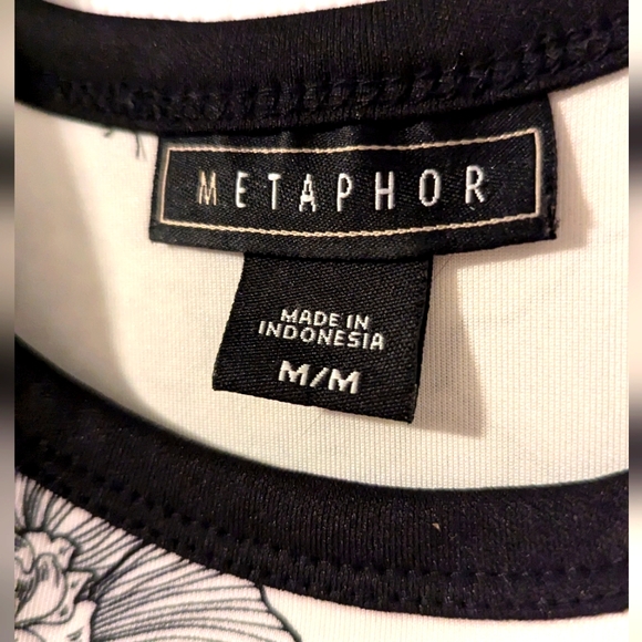 METAPHOR BLACK AND WHITE FLORAL CROP TOP - SIZE Medium - Picture 3 of 4